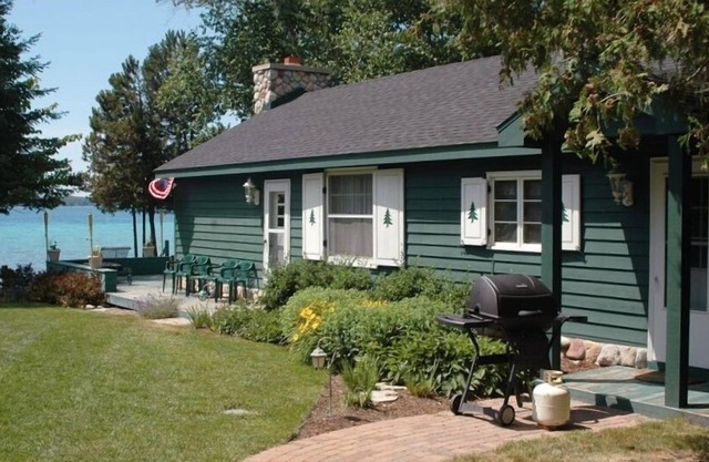 Cabaña pintoresca en el hermoso lago torch, Michigan
