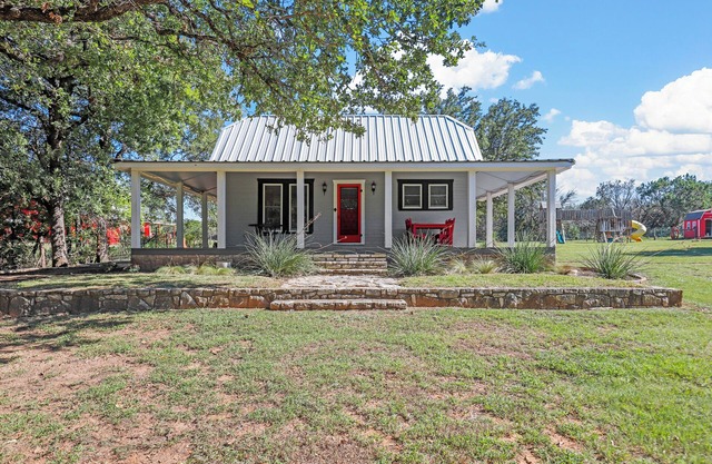 Quaint cottage on farm near downtown Granbury