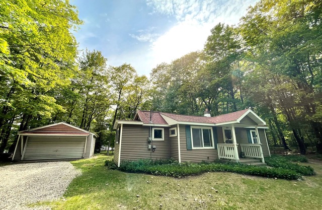Quaint Cottage on the Sandy Shores of Lake Michigan