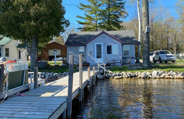 Pintoresca cabaña con un muelle privado en Paradise Lake