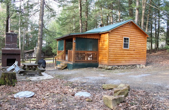 Sweetheart Cabin with hot tub, 2 Minutes to River