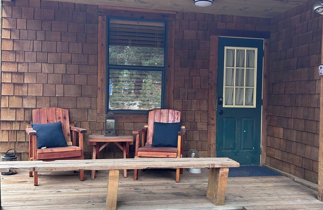 Quaint Cozy Cabin in Beautiful South Lake Tahoe Located Near The Lake and Trails