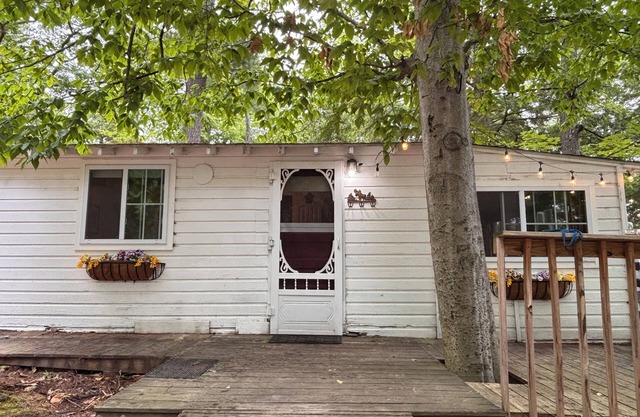 Quaint, cozy cabin with WiFi on Bass Lake minutes from Traverse City!