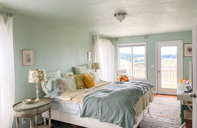 Quaint farmhouse with spectacular views - large deck & fire pit