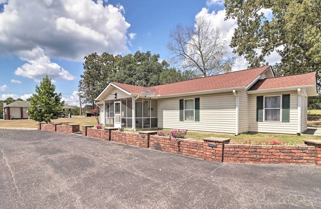 Quaint Greers Ferry Home w/ Screened Porch!
