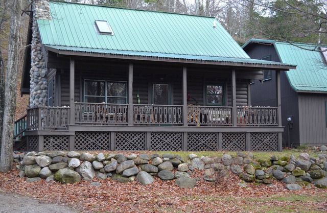 Inicio pintoresco de Harbor Springs Log Home con acceso a la playa del lago Michigan
