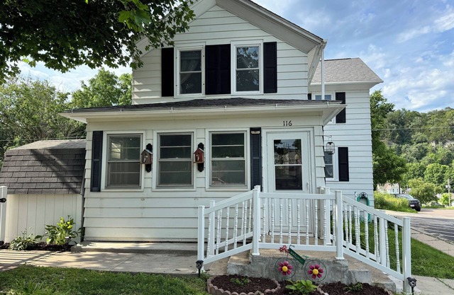 Quaint home with large yard, pet friendly, bike storage right off the trailhead