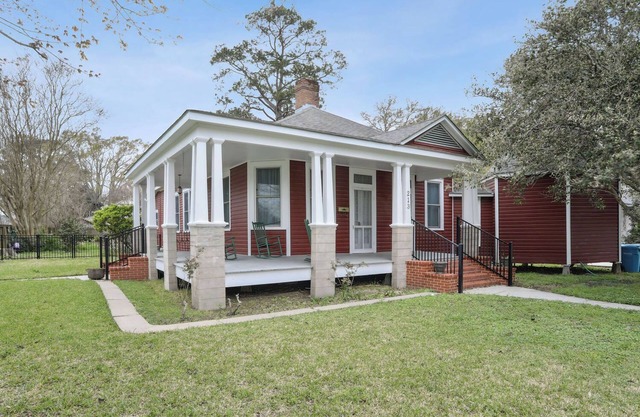 Quaint house in the Historic town of New Roads. Close to everything!!