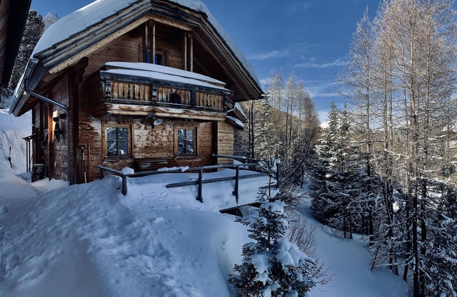 Pintoresca cabaña en nieve segura 1750m con piscina y sauna, justo en la zona de esquí y senderismo.