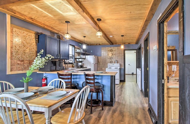 Quaint Ironton Getaway w/ Fire Pit, Gas Grill!