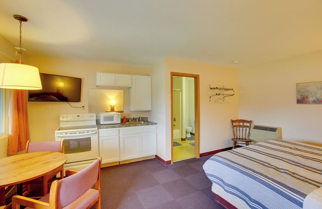 Quaint Lake City Studio: Walk to Engelwood Beach!