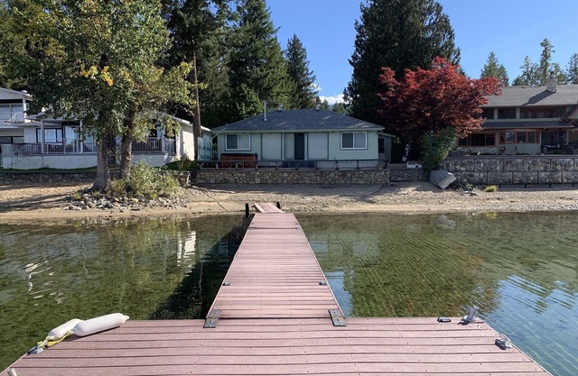 Quaint Lakefront cottage that sleeps 10. Deck, hot tub and large fenced yard.