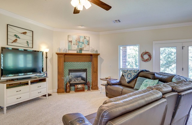 Quaint Noble Home: 6 Mi to University of Oklahoma!