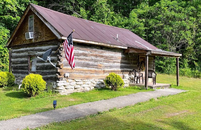 Quaint old fashioned cabin, Loft, Grill, Fire Pit!