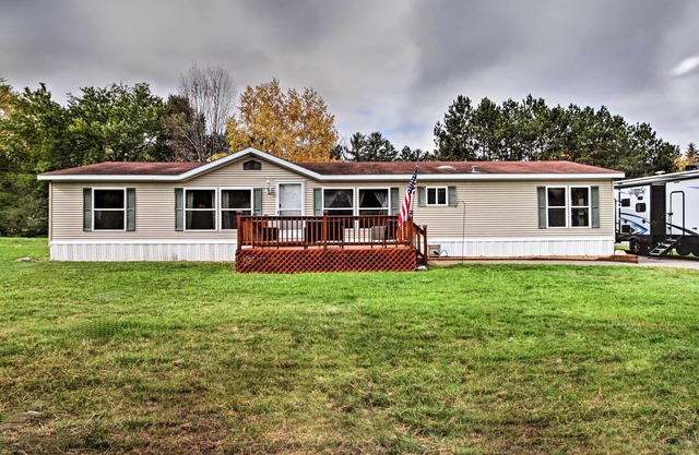 Quaint Pequot Home < 1 Mi from Lake Access!
