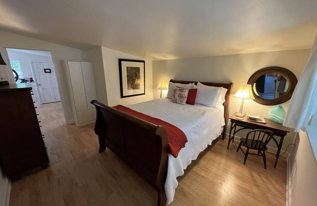 Pintoresco apartamento privado en el corazón de Mandeville ofrece un retiro tranquilo.