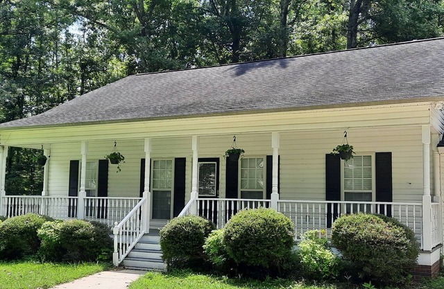 Quaint, quiet cottage w/ king bed +1200 sq ft