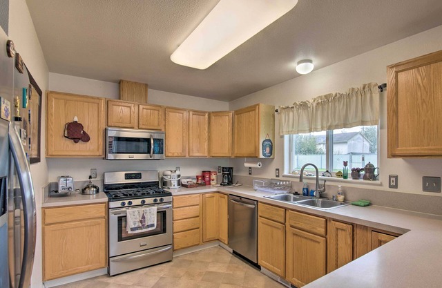 Quaint Ranch Home w/ Yard in Midtown Anchorage!