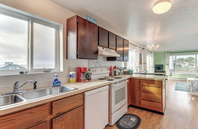 Quaint Rockaway Beach Gem: Walk to Shore!