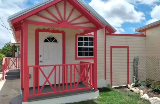 Quaint self contained apartment, located 5mins away from the beach.
