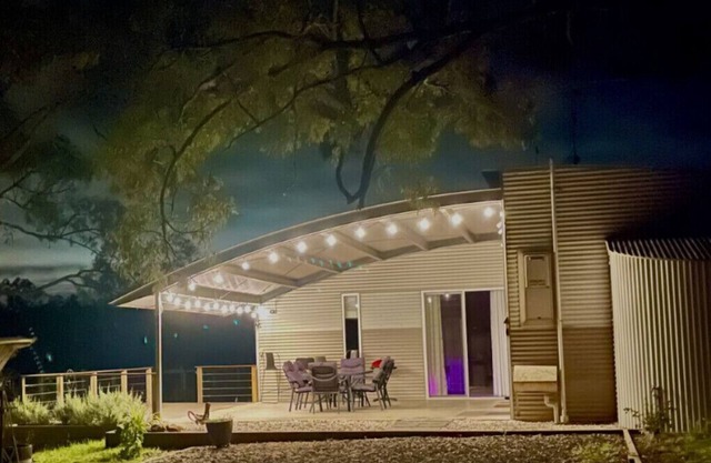Quaint Shedhouse in a working vineyard at Milbrodale Farm