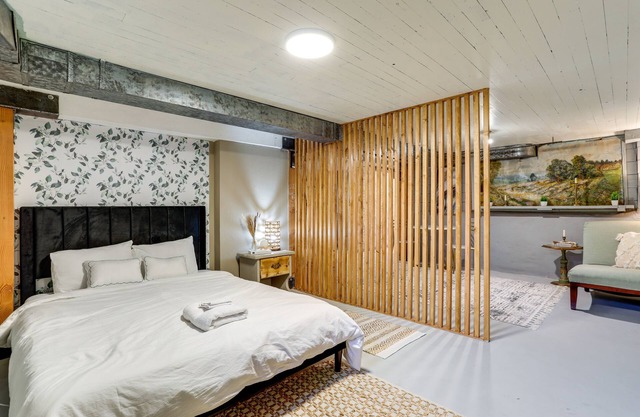 Quaint Studio w/ Sauna: 5 Mi to Space Needle