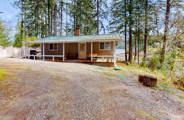 Quaint wilderness cabin with firepit, deck, grill, & washer/dryer - dog-friendly