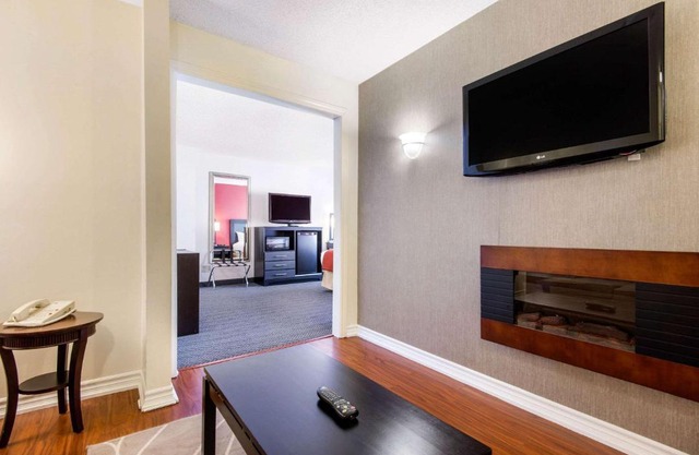 Quality Inn & Suites 5585 Ambler Drive Mississauga Ontario