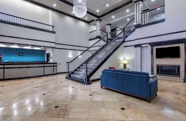 Quality Inn & Suites I-35 E / Walnut Hill