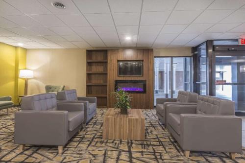 Quality Inn & Suites Windsor - Downtown