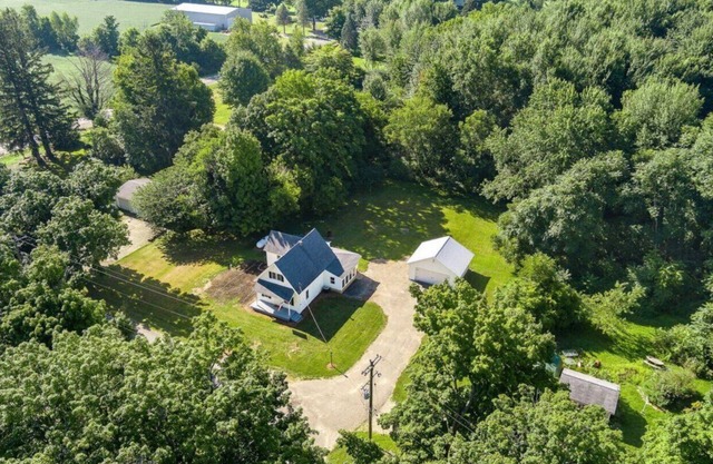 Quant, comfortable & clean home SUPER close to the Gingerman track & South Haven