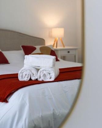 Quarto confortável em casa com Piscina