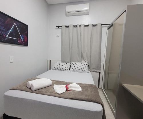 Quarto econômico próximo do aeroporto ar condicionado cama de casal