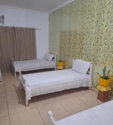 Quarto triplo com banheiro compartilhado