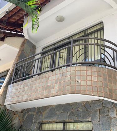 Quartos privativos no melhor setor da cidade Ar split TV Wi-fi
