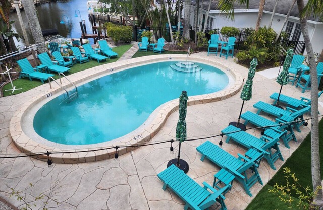 ¡Estudio con acceso a la piscina y al canal en Bayshore Inn & Docks!