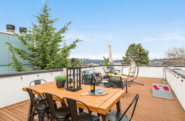 Queen Anne Oasis by Lake Union!Near Stadiums!Rooftop!Sauna!BBQ!Firepit!Parking!