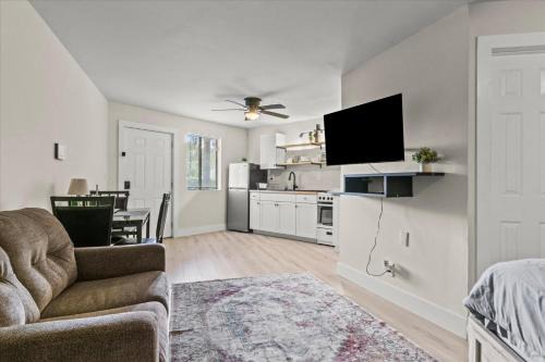 Queen Bed Modern Studio Apartment in Huntsville