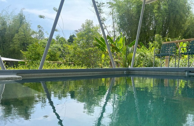 Queen bed studio cabin on permaculture farm w/pool