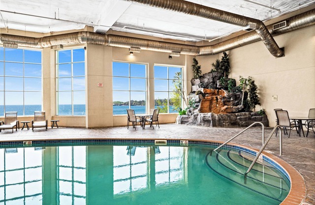 Queen bedroom w/pool & hot tub