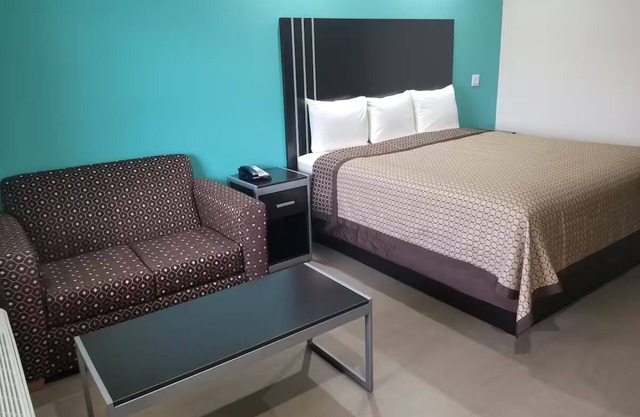 Queen Bedroom with Kitchenette, Perfect for a Comfortable Stay in Bay City