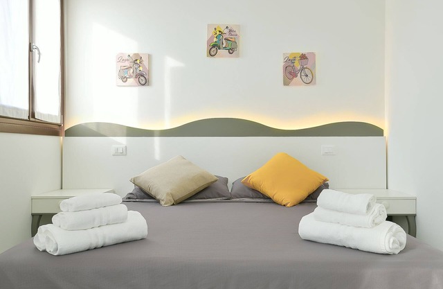 QUEEN HOME VENICE FLY 2