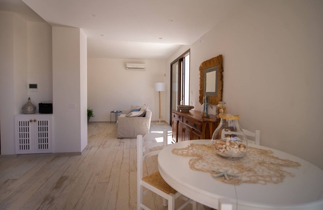 Habitación con cama grande y vistas a la piscina