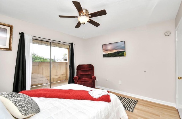 Queen Oasis Balcony Retreat Near NRG Stadium
