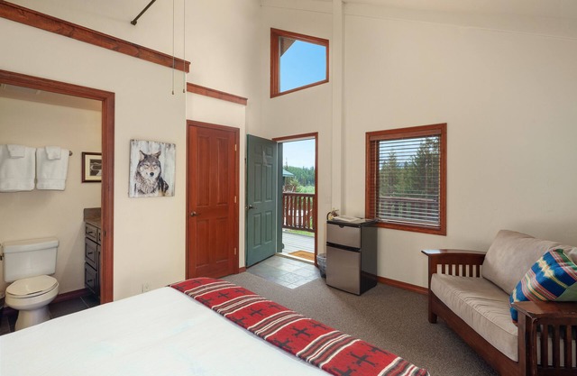 Queen - Queen bedroom with private bathroom, mini fridge