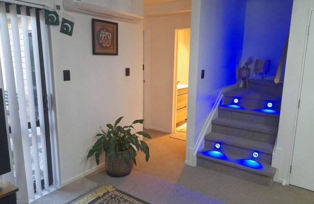 Queen Room Available: close to Airport & malls,train station,CBD,restaurants