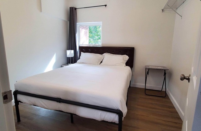 Queen room: in a duplex nr FSU, private bath-1