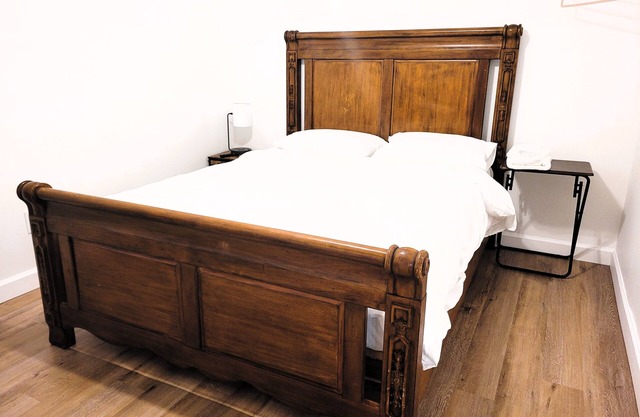 Queen room: in a duplex near FSU, shared bath-3