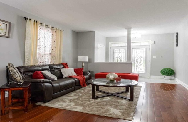 Queen Room near Toronto Pearson Airport
