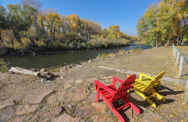 Unwind in a Cozy Queen Room with Breathtaking Riverfront Access & Panoramic Mountain View